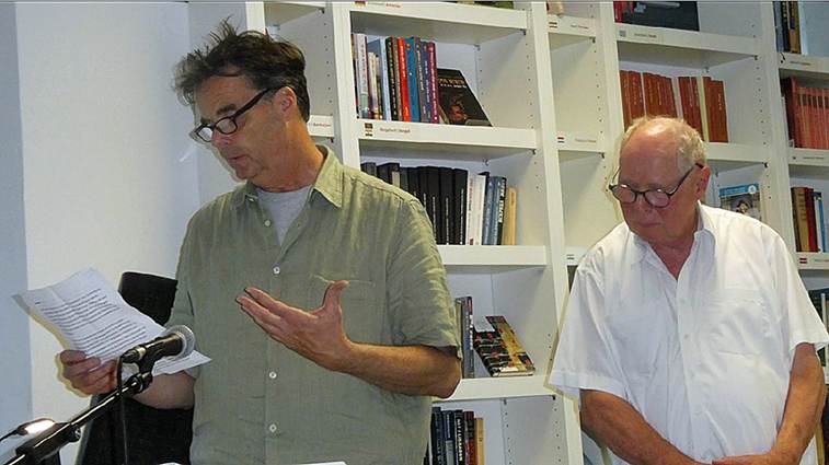 Marcus Wolf, Neffe des legendären Fritz Wolf, würdigt seinen Onkel. Rechts neben ihm: Ansgar Schulz-Mittenzwei, Sohn von Bernhard Schulz. Foto: OR