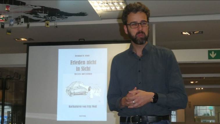 Dr. Jens Peters vom Literaturbüro Westniedersachsen würdigte den hohen Stellenwert von Schulz in der regionalen Literaturszene. Foto: OR